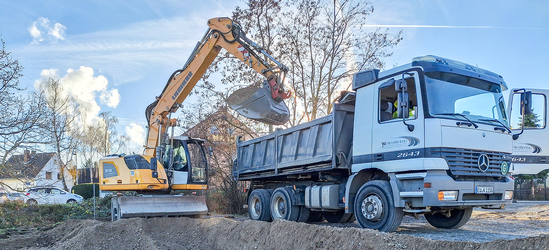 Bagger und LKW