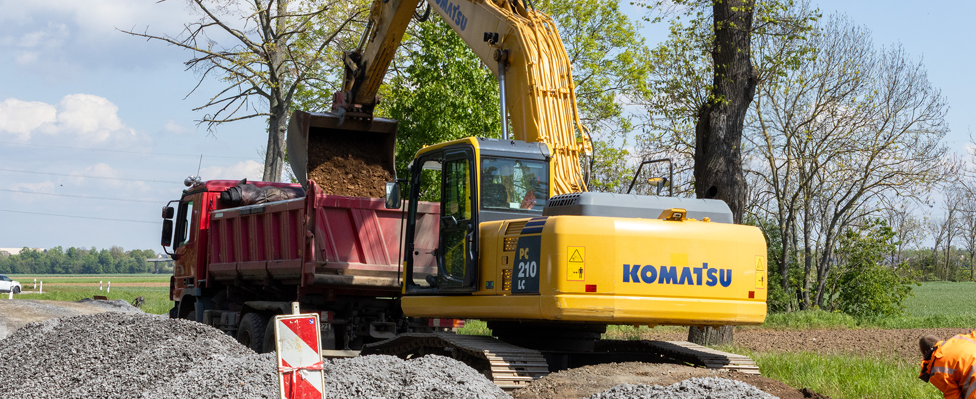 Bagger und LKW