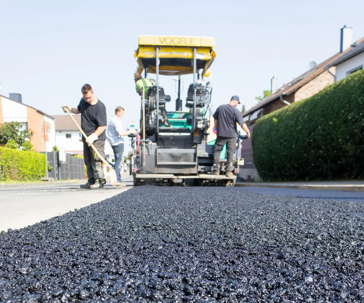 Asphaltbau mit Teermaschine